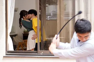 Chị gái cùng cha khác mẹ của tôi nói, "Tại sao anh lại gửi cho em ảnh dương vật?"
