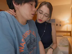 Anh chàng dẫn một cô gái xinh đẹp, ăn mặc thời trang và trong sáng về nhà mình. Anh ta quan hệ với cô một cách hời hợt. Cô ấy rất nhạy cảm và hơi thở rất gấp. Cô ấy hét lớn. Anh ta ép cô phải xuất tinh vào bên trong. Cô gái khóc và cuộc đối thoại rất kích thích.