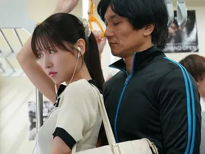 Em nữ sinh gạ địt người lạ trên tàu điện