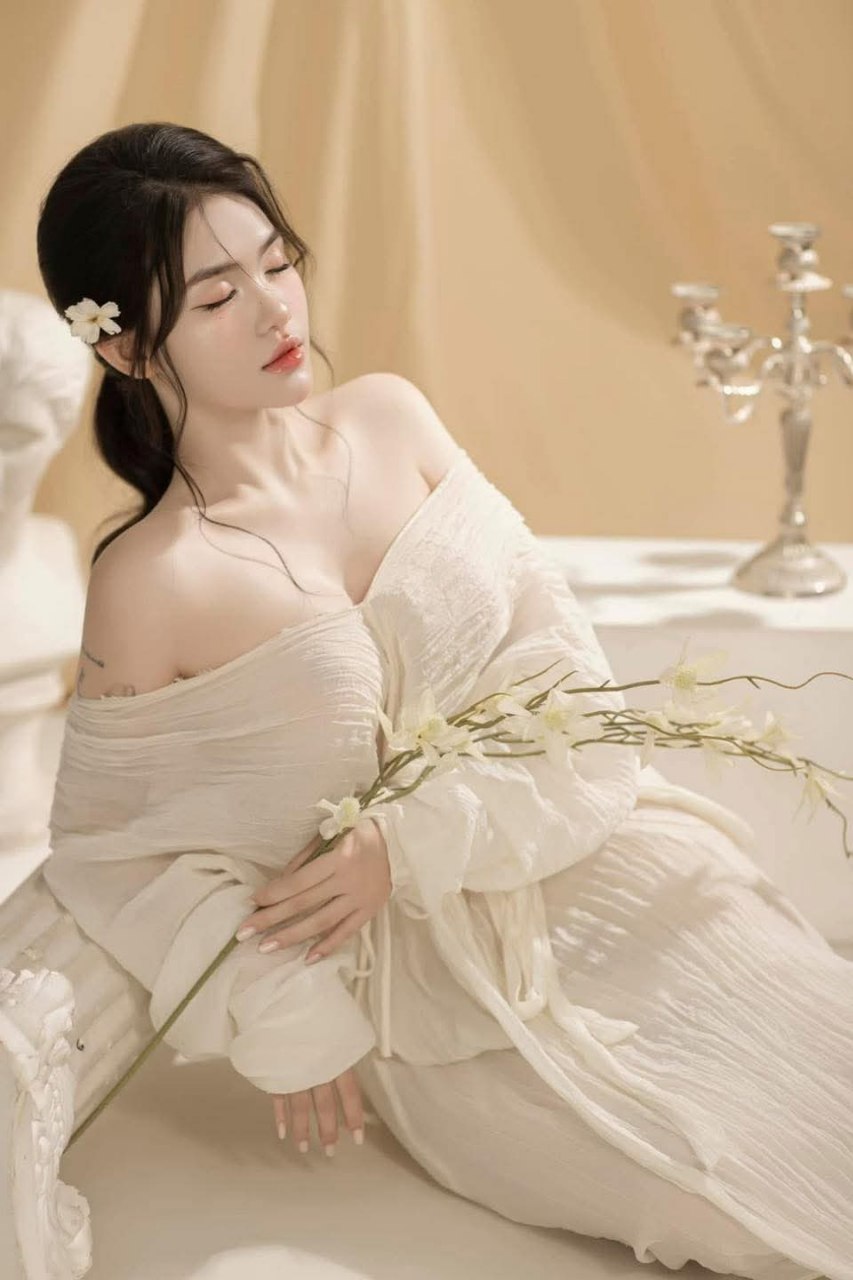 Nhìn người vợ sắp cưới bị nhân viên đấm bóp trả bài ngay bên cạnh
